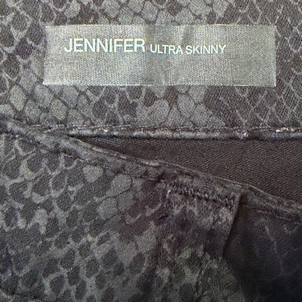Kut from the Kloth, Jennifer Ultra Skinny Black Snakeskin Pattern Jeans, Size 6 - Picture 4 of 11